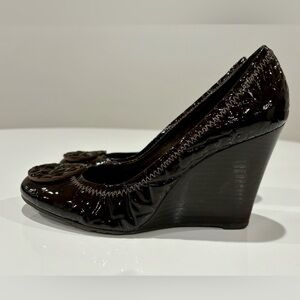 Tory Burch brown croc wedge heels size 8M
VGUC